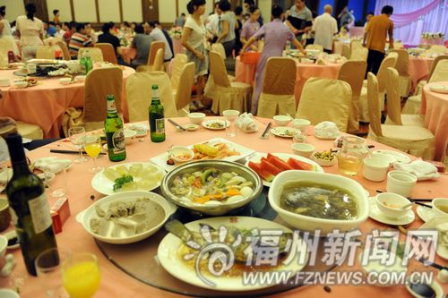 福州餐桌浪费现象调查酒楼每天扔掉好几桶饭菜