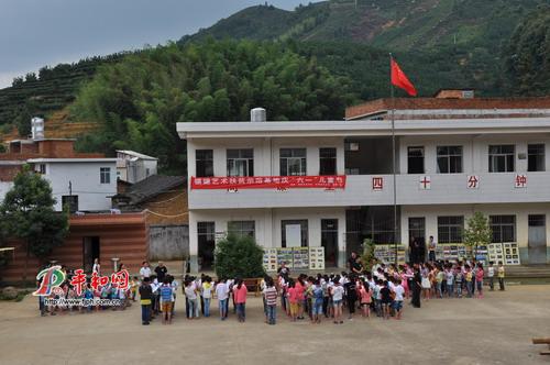 崎岭乡巾帼志愿者用行动关爱贫困儿童《平和网》