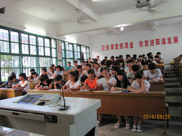 平和四中举办学习和践行社会主义核心价值观辅报告会