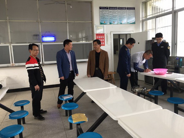 安厚镇与市管部门到平和四中检查食品安全工作