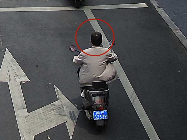 2025年4月8日闽E53339号牌驾驶摩托车，不戴安全头盔的.jpg