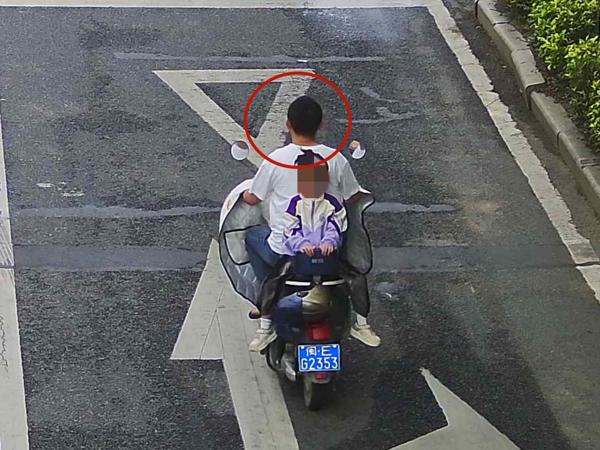 2025年4月9日闽EG2353号牌驾驶摩托车，不戴安全头盔的.jpg