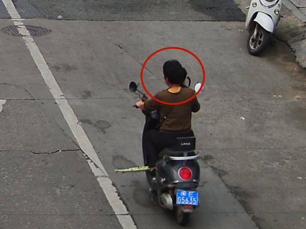 2025年4月9日闽EG5635号牌驾驶摩托车，不戴安全头盔的.jpg