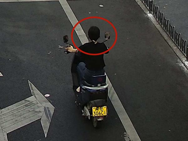 2025年4月14日闽E306C1号牌驾驶摩托车，不戴安全头盔的.jpg