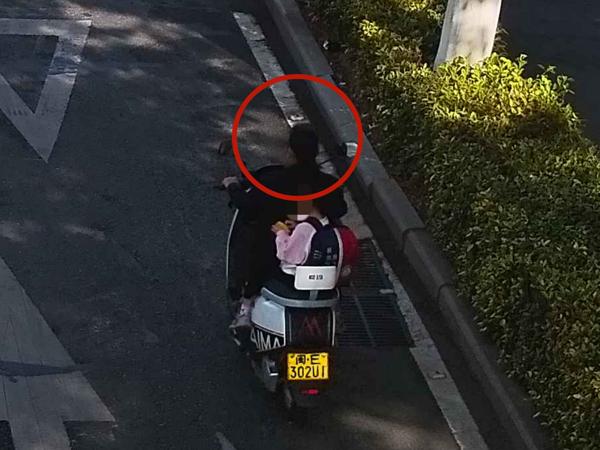 2025年4月15日闽E302U1号牌驾驶摩托车，不戴安全头盔的.jpg