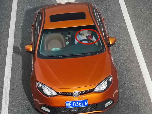 2025年4月20日闽E036L6驾驶时拨打接听手持电话的.jpg