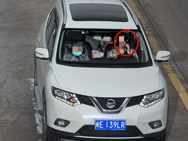 2025年4月20日闽E139LR驾驶时拨打接听手持电话的.jpg