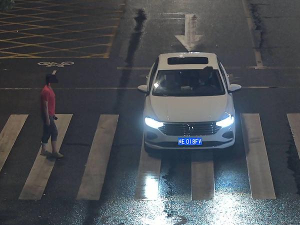 2025年4月19日闽E018FV号牌遇行人正在通过人行横道时未停车让行的.jpg