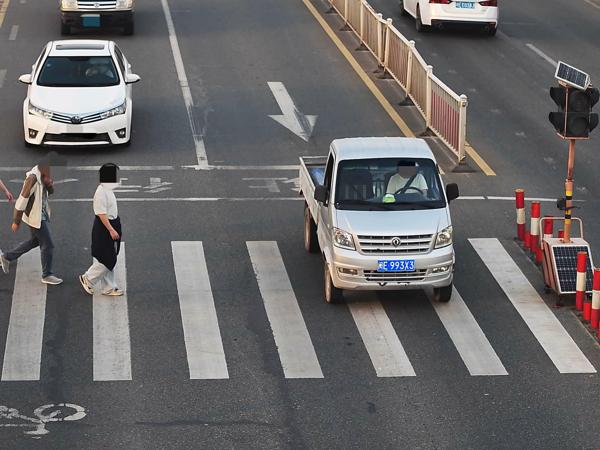 2025年4月21日闽E993X3号牌遇行人正在通过人行横道时未停车让行的.jpg
