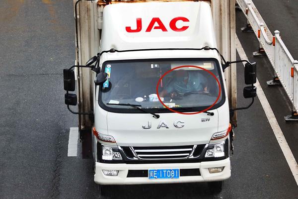 2025年5月19日闽E1T081号牌驾驶机动车在高速公路以外的道路上行驶时，驾驶人未按规定使用安全带.jpg