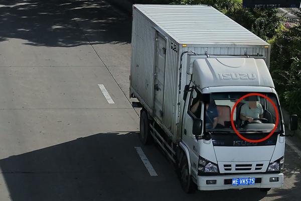 2025年5月21日闽EVK575号牌驾驶机动车在高速公路以外的道路上行驶时，驾驶人未按规定使用安全带.jpg