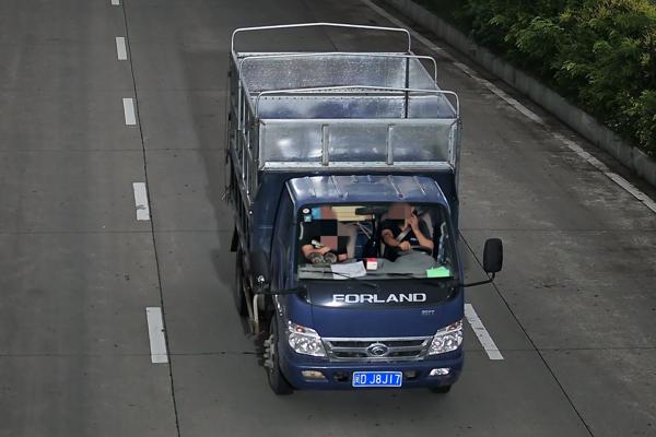 2025年5月26日闽DJ8J17驾驶时拨打接听手持电话的.jpg