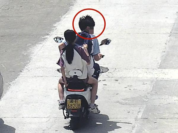 2025年5月30日闽E682U8号牌驾驶摩托车，不戴安全头盔的.jpg