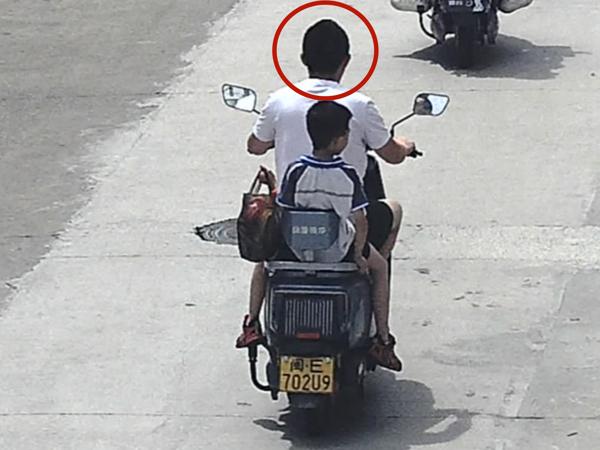 2025年5月30日闽E702U9号牌驾驶摩托车，不戴安全头盔的.jpg