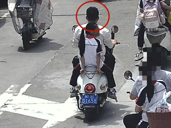 2025年5月30日闽EG1658号牌驾驶摩托车，不戴安全头盔的.jpg