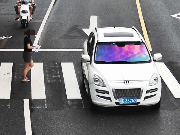 2025年6月17日闽D3S252号牌遇行人正在通过人行横道时未停车让行的.jpg