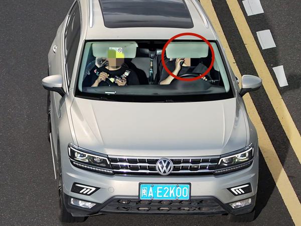 2025年6月21日闽AE2K00驾驶时拨打接听手持电话的.jpg