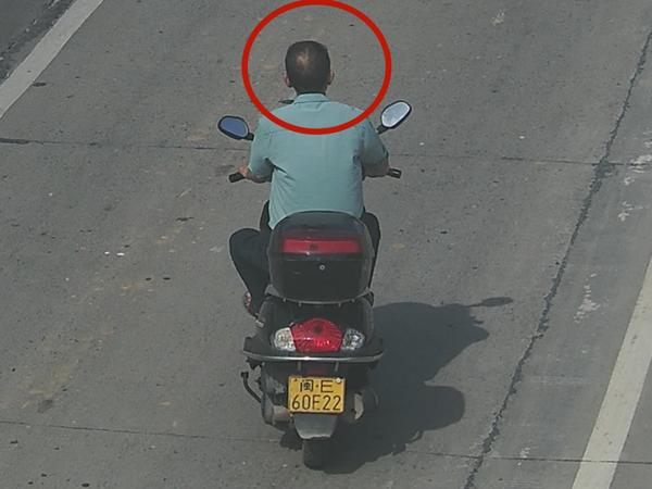 2025年6月23日闽E60E22号牌驾驶摩托车，不戴安全头盔的.jpg