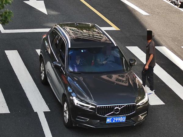 2025年7月23日闽E299BD号牌遇行人正在通过人行横道时未停车让行的.jpg