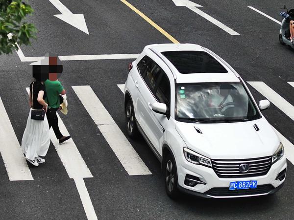 2025年7月24日闽C882PK号牌遇行人正在通过人行横道时未停车让行的.jpg