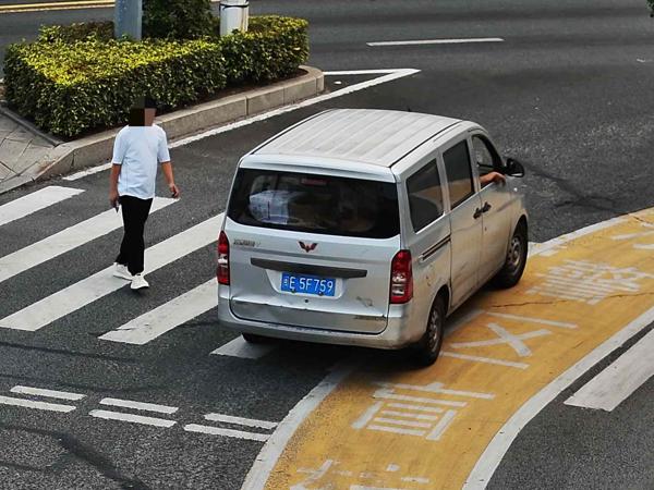 2025年7月25日闽E5F759号牌遇行人正在通过人行横道时未停车让行的.jpg