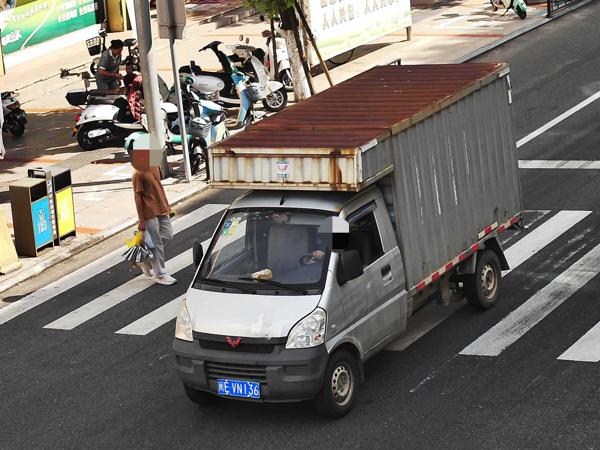2025年7月25日闽EVN136号牌遇行人正在通过人行横道时未停车让行的.jpg
