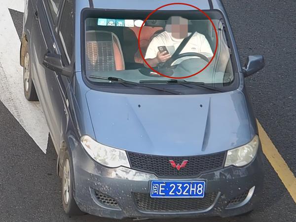 2025年8月17日闽E232H8驾驶时拨打接听手持电话的.jpg