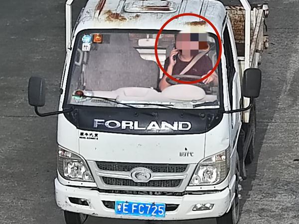 2025年8月18日闽EFC725驾驶时拨打接听手持电话的.jpg
