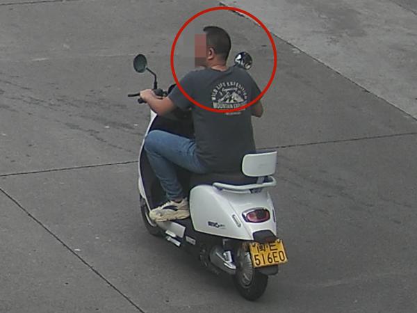 2025年8月17日闽E516E0号牌驾驶摩托车，不戴安全头盔的.jpg