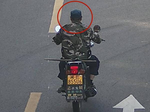 2025年8月17日闽E855U6号牌驾驶摩托车，不戴安全头盔的.jpg