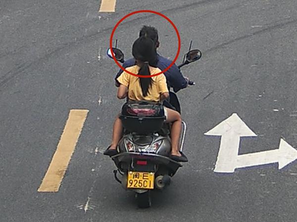 2025年8月17日闽E925C1号牌驾驶摩托车，不戴安全头盔的.jpg