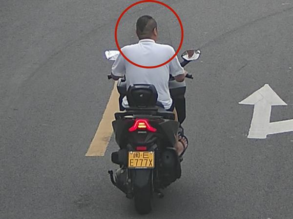 2025年8月17日闽EE777X号牌驾驶摩托车，不戴安全头盔的.jpg
