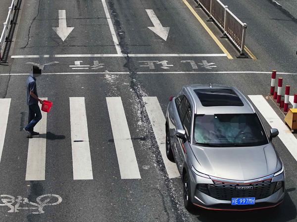 2025年8月30日闽E997MH号牌遇行人正在通过人行横道时未停车让行的.jpg