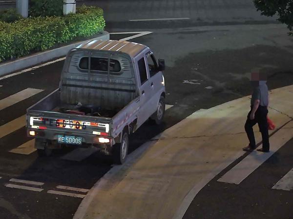 2025年8月31日闽E5D005号牌遇行人正在通过人行横道时未停车让行的.jpg