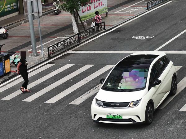 2025年9月1日闽DDN1234号牌遇行人正在通过人行横道时未停车让行的.jpg