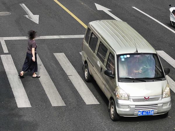2025年9月18日闽E6C738号牌遇行人正在通过人行横道时未停车让行的.jpg