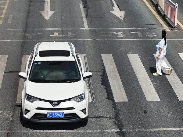 2025年10月12日闽EA596L号牌遇行人正在通过人行横道时未停车让行的.jpg