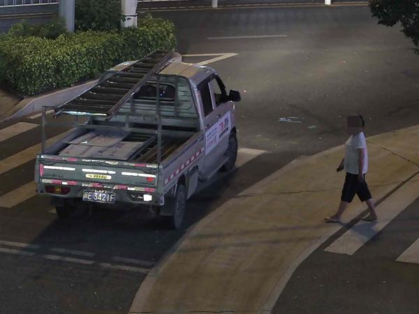 2025年10月11日闽E3421F号牌遇行人正在通过人行横道时未停车让行的.jpg