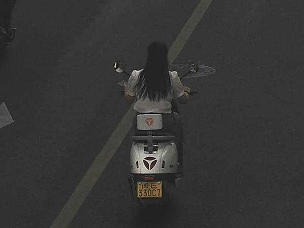 2025年10月17日闽E330C7号牌驾驶摩托车，不戴安全头盔的.jpg
