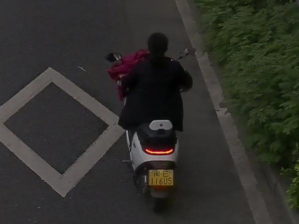 2025年10月21日闽E116U5号牌驾驶摩托车，不戴安全头盔的.jpg