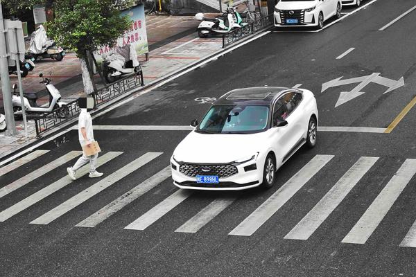 2025年11月4日闽E898HL号牌遇行人正在通过人行横道时未停车让行的.jpg
