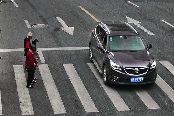 2025年11月4日闽E977S9号牌遇行人正在通过人行横道时未停车让行的.jpg