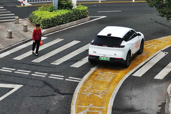 2025年11月4日闽EDC3528号牌遇行人正在通过人行横道时未停车让行的.jpg
