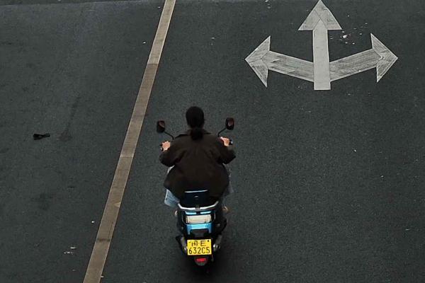 2025年11月12日闽E632C5号牌驾驶摩托车，不戴安全头盔的.jpg