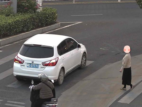 2025年11月28日闽E07T71号牌遇行人正在通过人行横道时未停车让行的.jpg