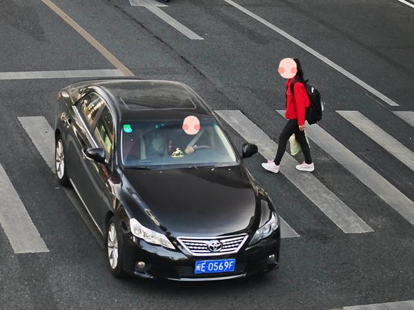 2025年11月28日闽E0569F号牌遇行人正在通过人行横道时未停车让行的.jpg