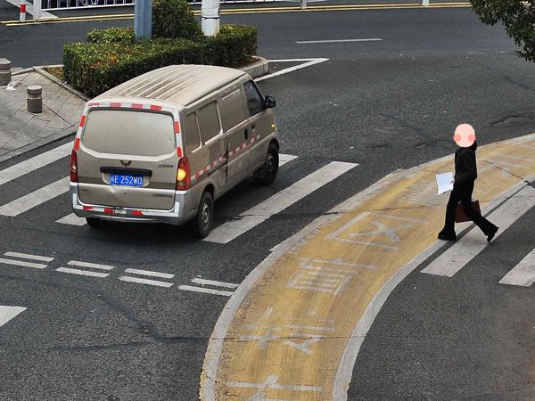 2025年12月2日闽E252W0号牌遇行人正在通过人行横道时未停车让行的.jpg