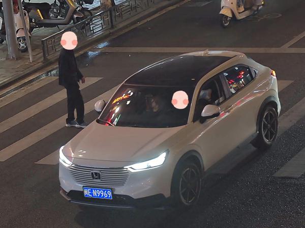 2025年12月2日闽EN9969号牌遇行人正在通过人行横道时未停车让行的.jpg