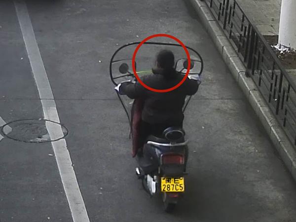2026年1月13日闽E287C5号牌驾驶摩托车，不戴安全头盔的.jpg