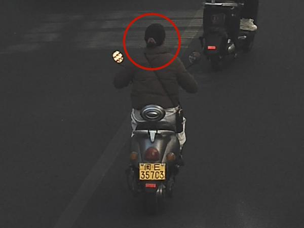 2026年1月13日闽E357C3号牌驾驶摩托车，不戴安全头盔的.jpg